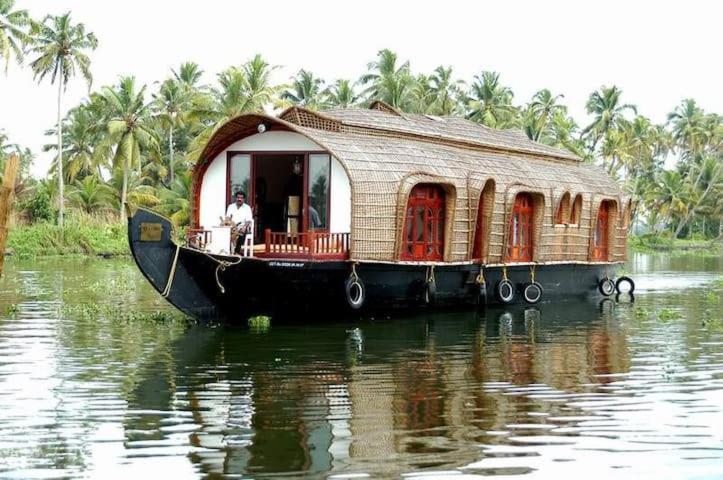 Hotel Aqua Jumbo Houseboats Kumarakom Exterior foto
